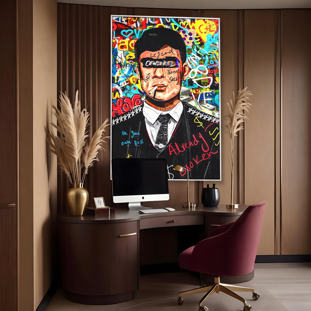 Tablou canvas cu tablou canvas cu personaj tip tommy shelby, in rama de aluminiu argintiu, pe perete intr-un birou